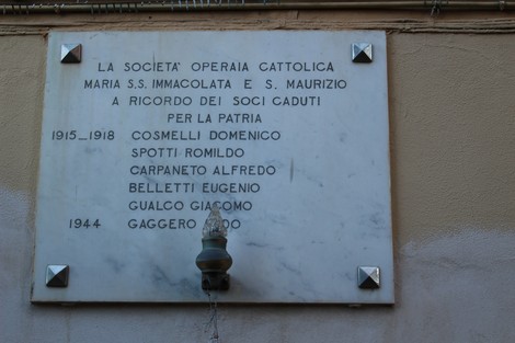 Lapide in memoria dei caduti della Società Operaia Cattolica, con nomi di forniti tra il 1915 e il 1944.