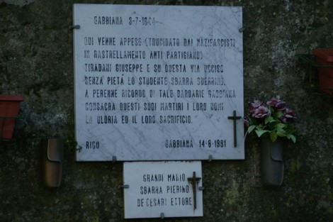 Lapide commemorativa dedicata a Tiradani e Guerrino, in ricordo del loro sacrificio. Cabbiana, 1991.