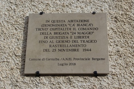 Lapide commemorativa che ricorda il comando della brigata "24 maggio" e il suo tragico rastrellamento nel 1944.