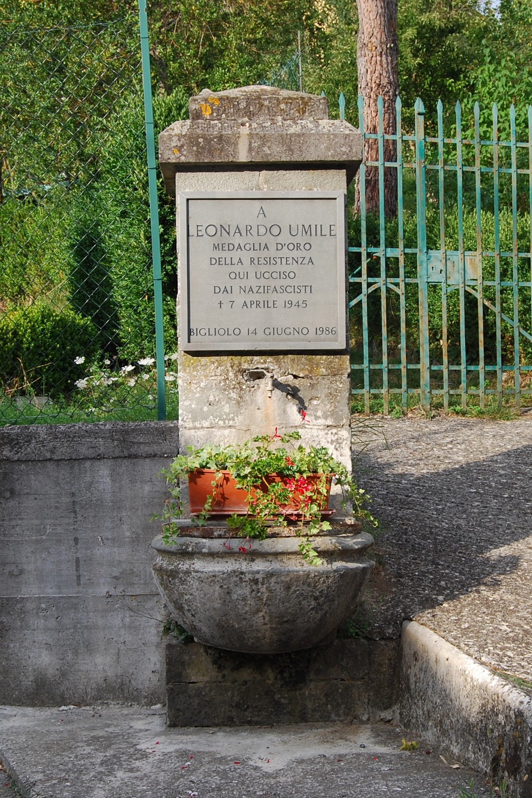 Lapide commemorativa dedicata a Leonardo Umile, Medaglia d'Oro della Resistenza.