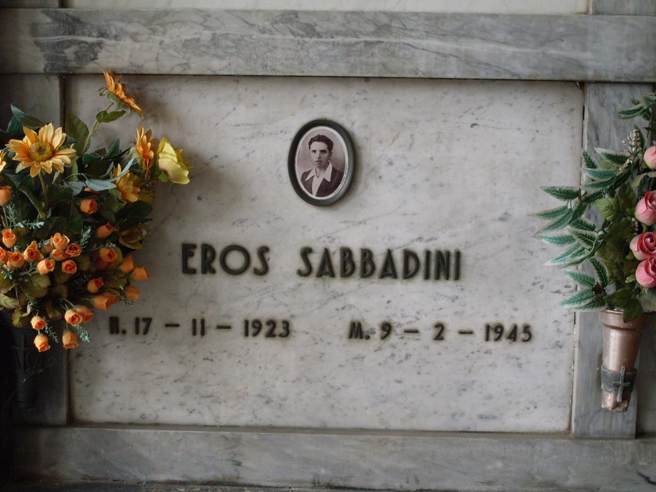 Sacrario dei Caduti per la Libertà di Rio Saliceto, con omaggi floreali e lastra commemorativa.