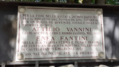 Lapide commemorativa dedicata a Attilio Vannini ed Enea Fantini, caduti per la libertà antifascista.