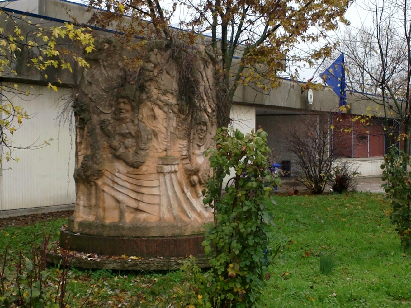 Monumento alle donne della Resistenza, simbolo di coraggio e impegno nella lotta per la libertà.