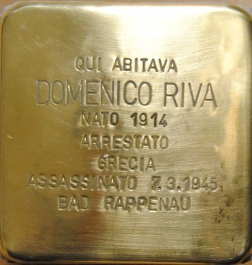 Pietra d'inciampo in ottone incassata nel selciato, con iscrizione dedicata a Domenico Riva.