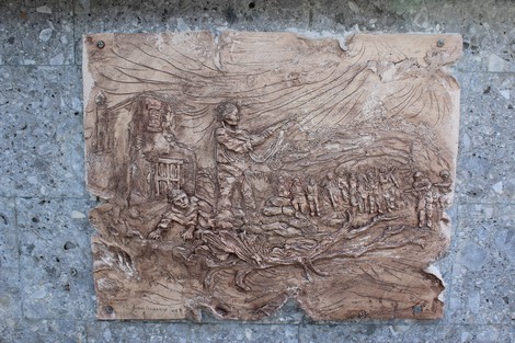 Monumento ai fratelli Pellegrini, rilievo scolpito che celebra il loro sacrificio e la memoria storica.