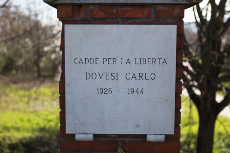 Lapide commemorativa dedicata a Dovesi Carlo, caduto per la libertà, con date 1926-1944.