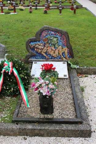 Monumento commemorativo con sculture e fiori, dedicato ai caduti partigiani russi.
