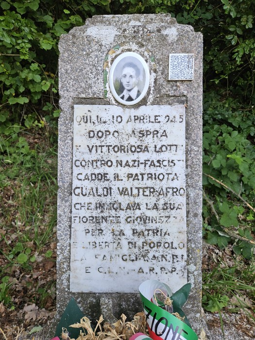 Cippo commemorativo a Gualdi, dedicato a Valter Afro, patriota caduto nella resistenza contro il nazifascismo.
