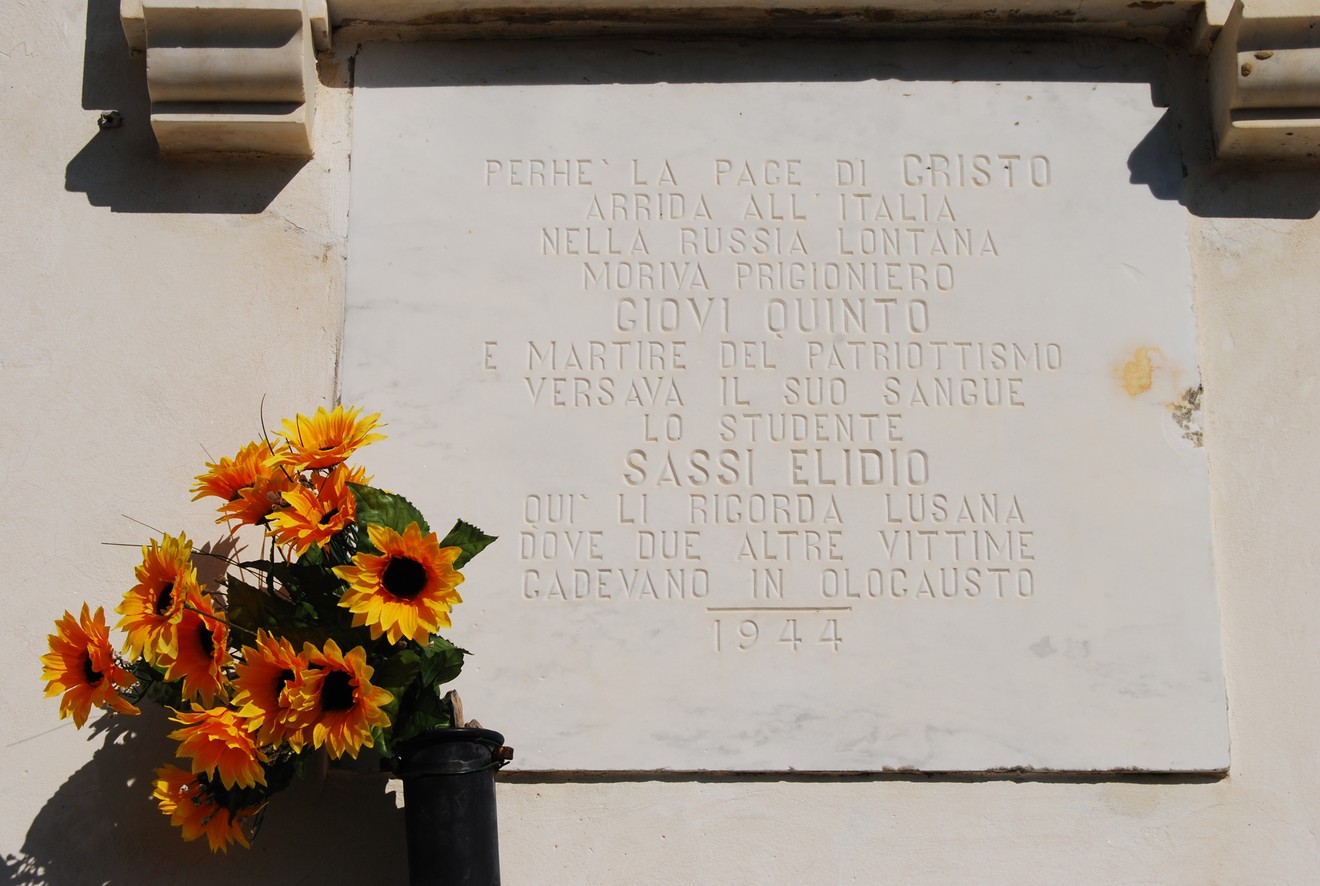 Lapide commemorativa dedicata a Sassi Elidio e Giovi Quinto, in ricordo delle vittime dell'Olocausto.