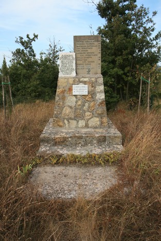 Monumento delle Marie, un memoriale circondato da vegetazione, in pietra, dedicato alla memoria storica.