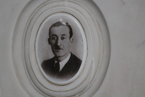 Ritratto in bianco e nero incastonato in un memoriale dedicato ai partigiani di Torbella.