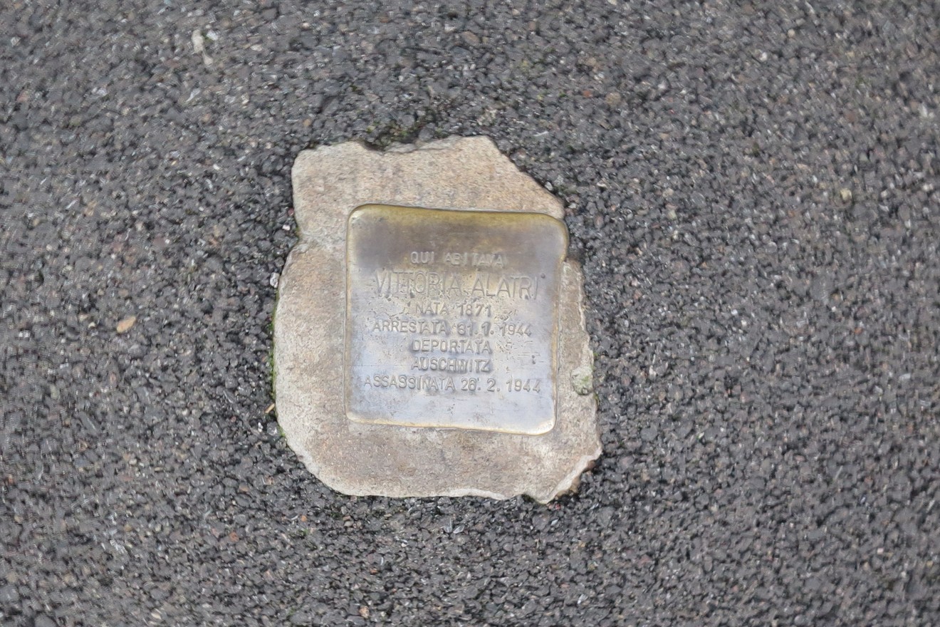 Pietra d'inciampo ad Alatri in memoria delle vittime della deportazione durante la Seconda Guerra Mondiale.