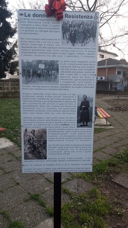 Murale dedicato alle donne della Resistenza, con immagini e testo che narrano il loro contributo storico.
