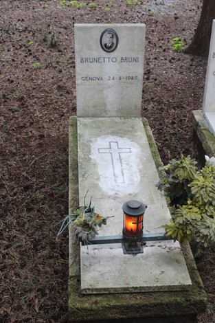 Tomba di Brunetto Bruni, commemorativa dei caduti per la Libertà, con decorazioni floreali e una lanterna accesa.