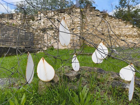 Rovine di San Martino immerse nel verde, con elementi artistici in contrasto con la storia e la natura circostante.