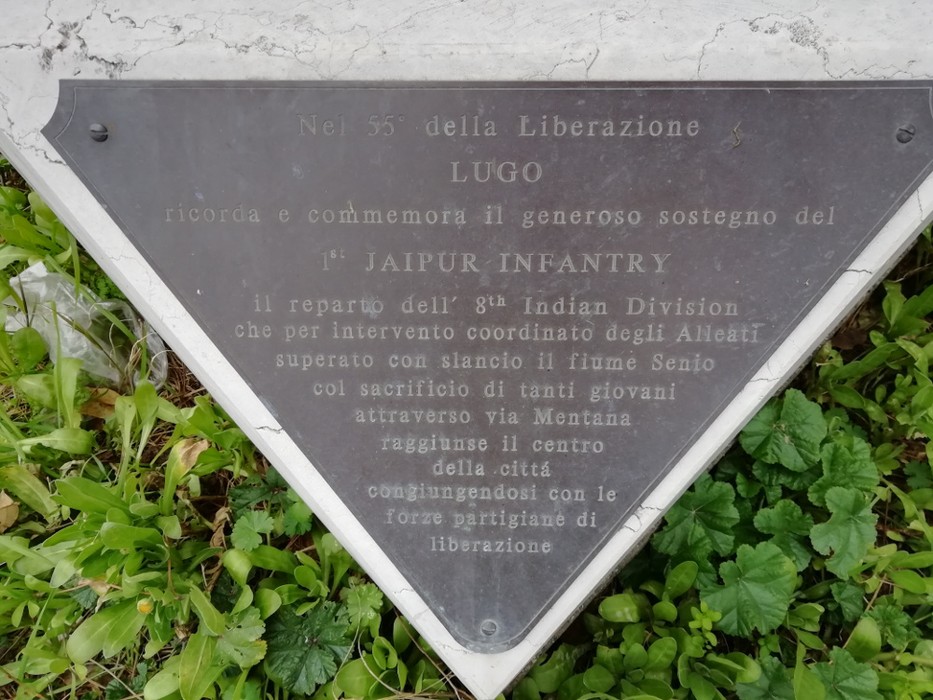 Monumento commemorativo al 1st Jaipur Infantry, dedicato al supporto durante la liberazione del territorio.