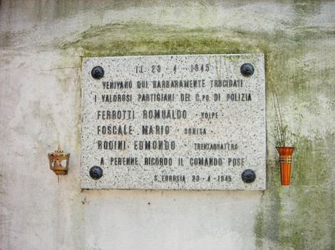 Lapide commemorativa dedicata ai partigiani Ferrotti, Foscale e Rodini, in memoria del loro sacrificio.