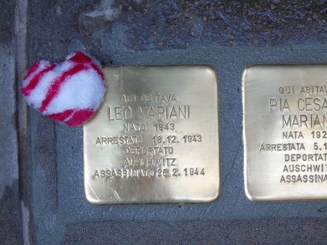 Pietre d'inciampo dedicate a Leo Mariani e Pia Cesari, con messaggi di memoria e commemorazione.