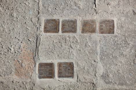 Pietre d'inciampo commemorative per gli ospiti della Casa Israelitica di riposo, collocate su un pavimento in pietra.