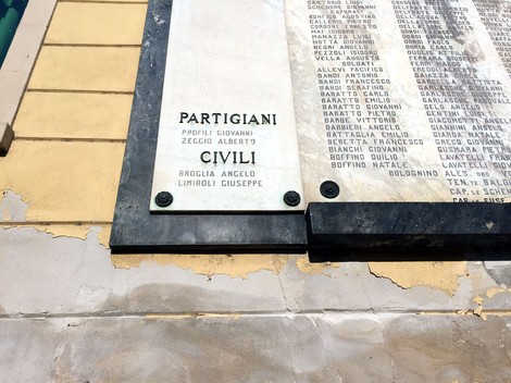 Lapide commemorativa ai caduti di Cassolnovo, dedicata a partigiani e civili.