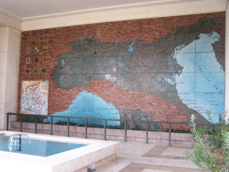Mosaico commemorativo al Cimitero Militare Americano, simbolo di onore e memoria per i soldati.