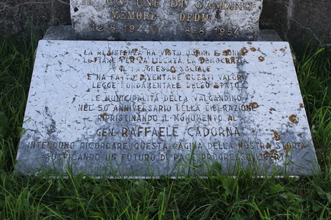 Monumento all'aviolancio di Cadorna, dedicato alla memoria dei caduti, con iscrizioni commemorative e design elegante.