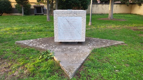 Monumento commemorativo alle vittime mentanesi del nazifascismo, situato in un'area verde.