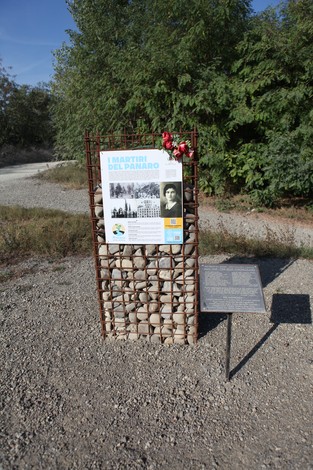 Monumento ai Martiri del Panaro, un omaggio a coloro che hanno sofferto, immerso nella natura circostante.