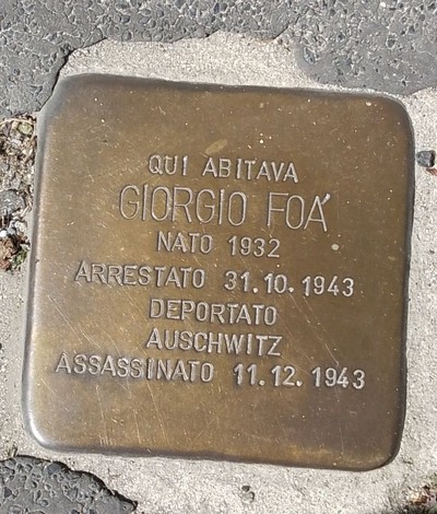Pietra d'inciampo in memoria della famiglia Foà, commemorando Giorgio Foà e la sua tragica storia.