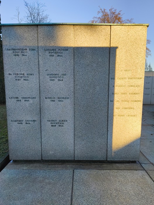 Monumento commemorativo nel Campo della Gloria, con nomi incisi in memoria di caduti e soldati.