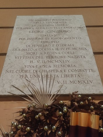 Lapide commemorativa di Leone Ginzburg, simbolo di lotta per la libertà e il risorgimento europeo.
