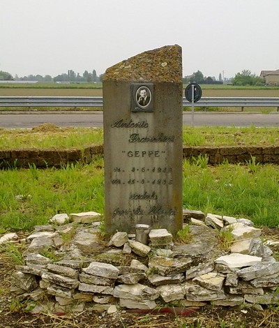 Cippo commemorativo dedicato a Antonio Franchini, con fotografia e date significative. Immerso in un paesaggio rurale.
