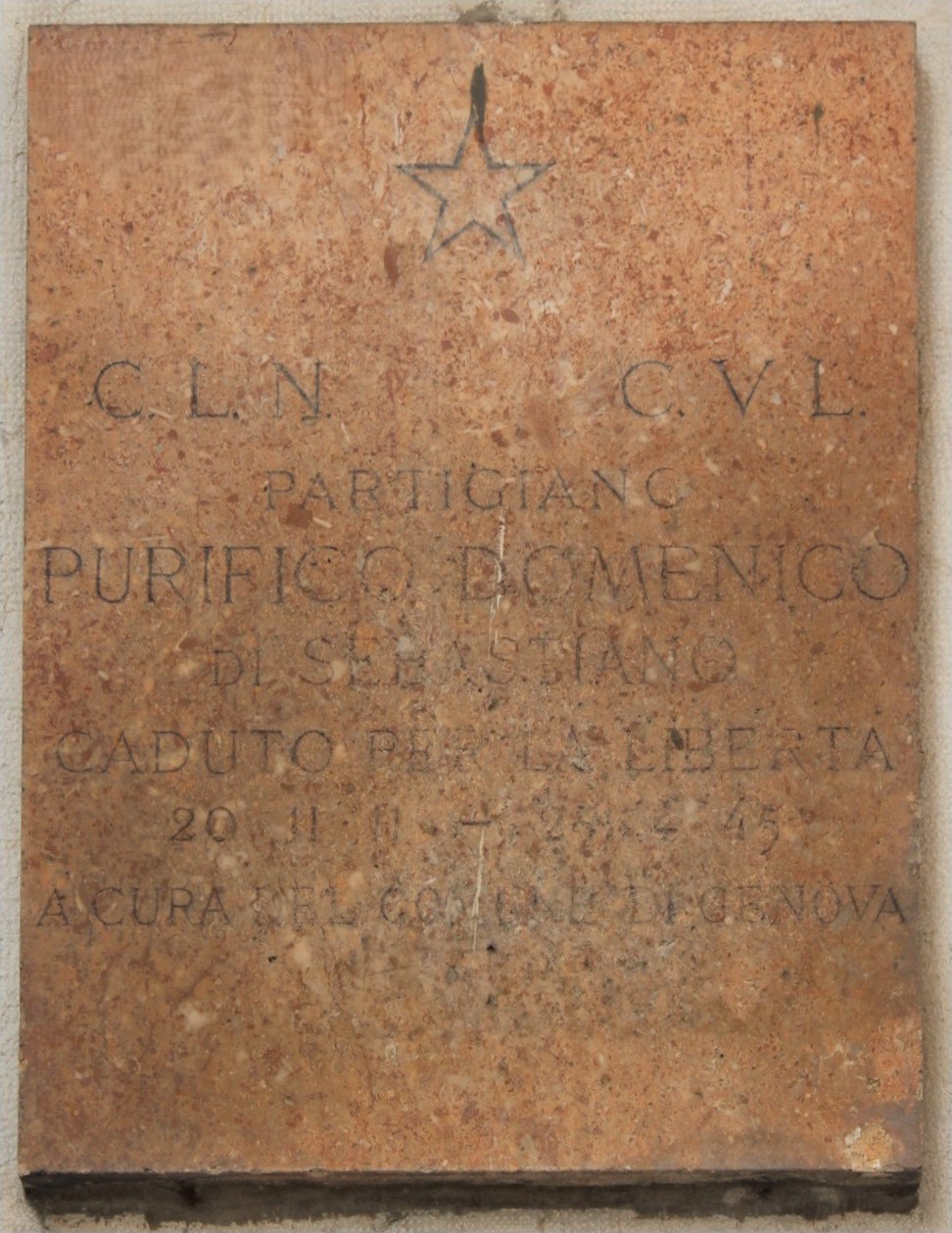 Lapide commemorativa dedicata a Purifico Domenico, partigiano caduto nella lotta per la libertà.