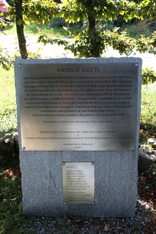 Monumento dedicato ad Angelo Gotti, commemorativo e storico, immerso nel verde circostante.