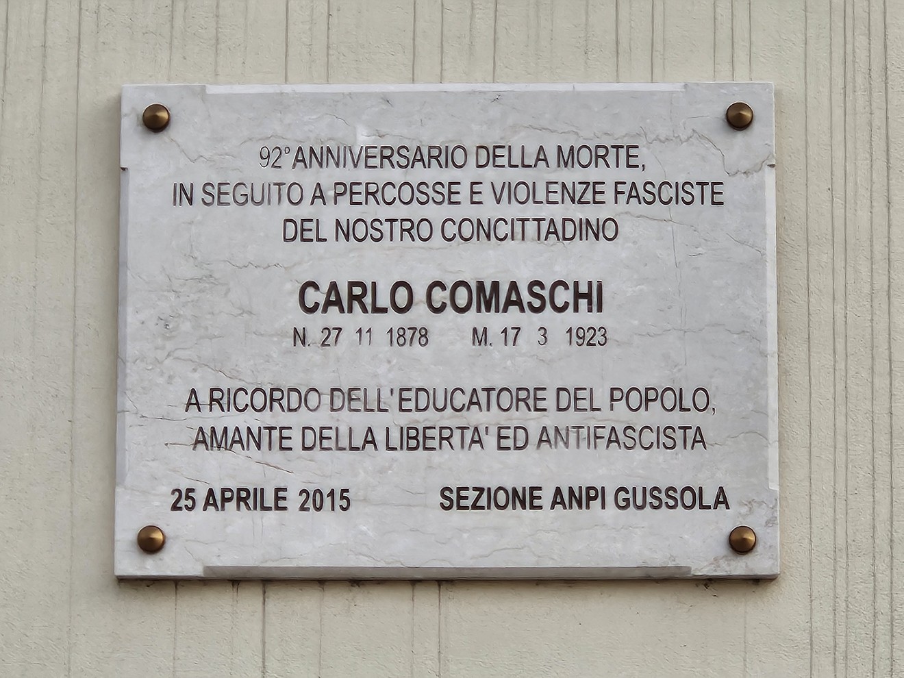 Lapide commemorativa dedicata a Carlo Comaschi, educatore e antifascista, situata a Gussola.