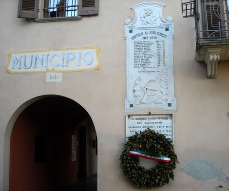 Lapide commemorativa ai caduti di Roppolo, dedicata agli eroi della Prima Guerra Mondiale.