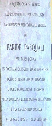 Lapide commemorativa dedicata a Paride Pasquali, con riferimenti a fede socialista e lotta per la giustizia sociale.