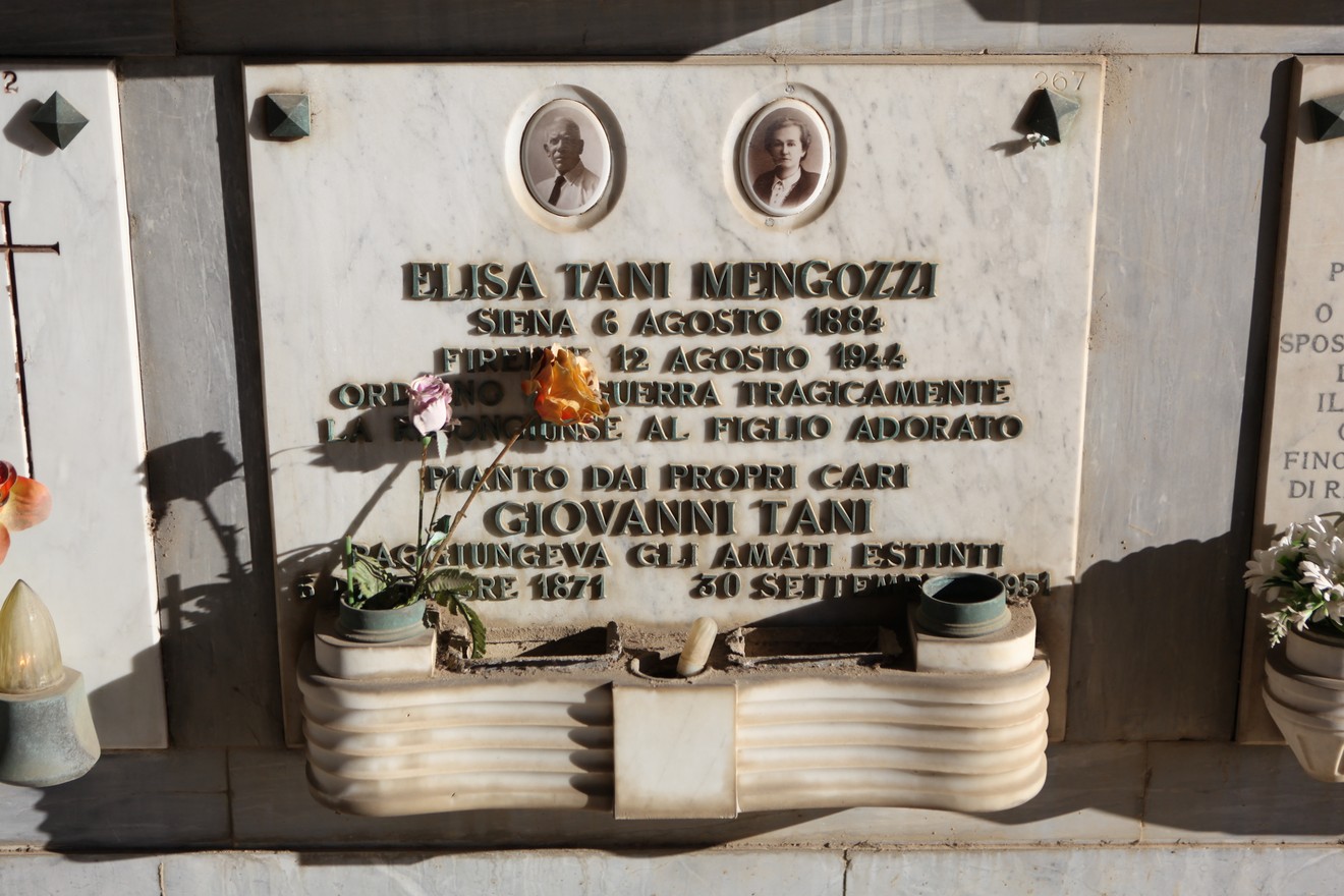 Sepolcro di Mengozzi con iscrizioni commemorative e decorazioni floreali in marmo.