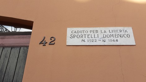 Lapide commemorativa dedicata a Sportelli Domenico, caduto per la libertà nel 1944.