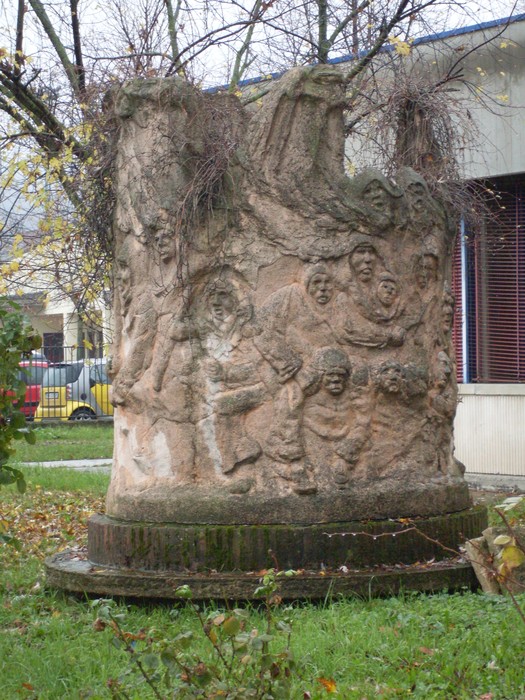 Monumento alle donne della Resistenza, raffigurante figure simboliche in un’opera scultorea commemorativa.