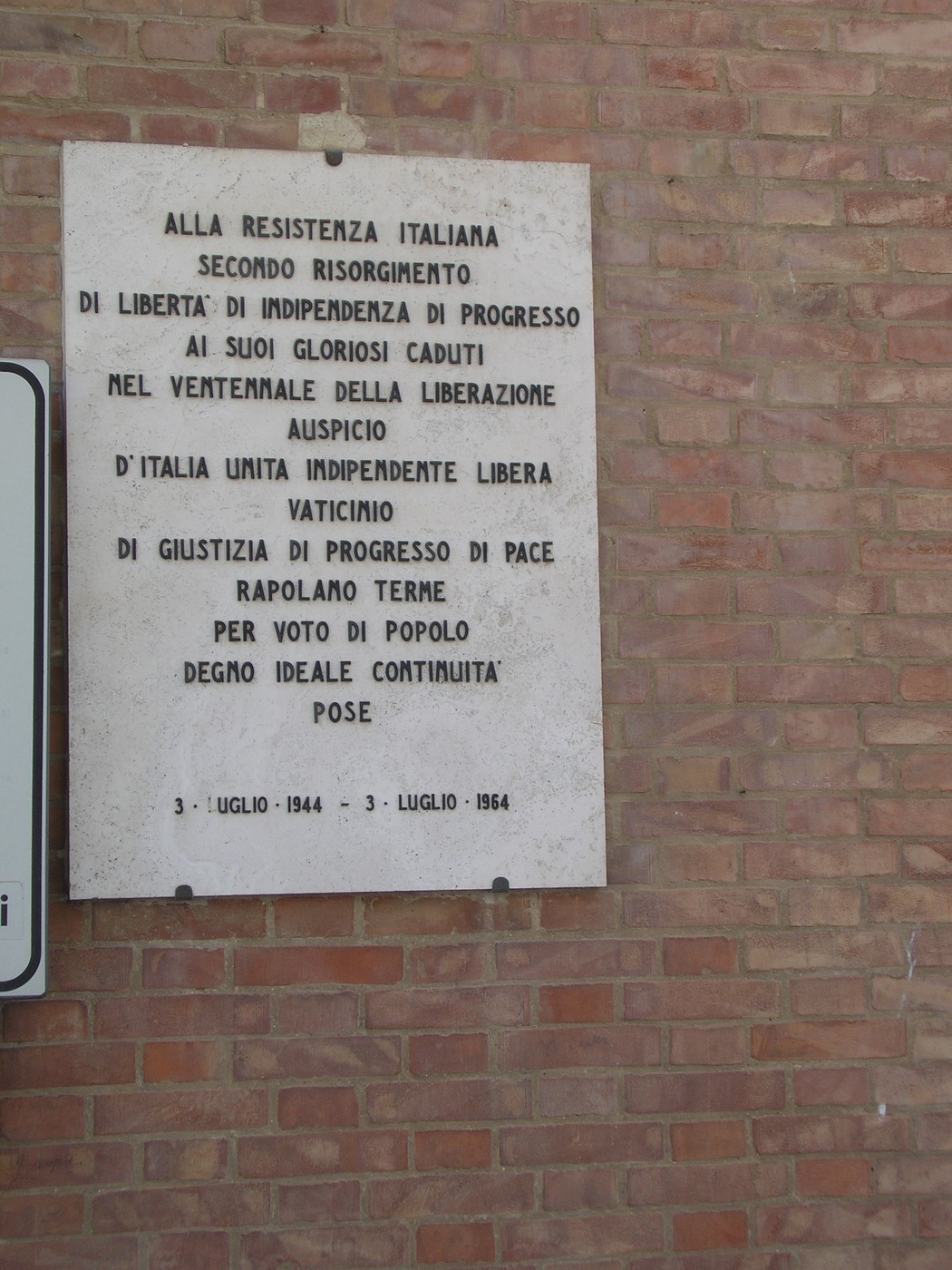 Lapide dedicata alla Resistenza italiana, commemorativa di libertà e progresso. Situata in un contesto storico significativo.