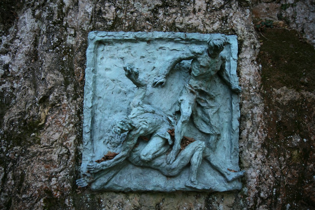 Dettaglio della Via Crucis di Sant'Anna di Stazzema, raffigurante un momento della passione di Cristo.