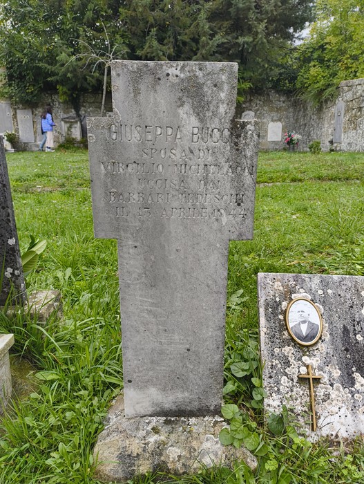 Sepolcri delle vittime dell'eccidio di Vallucciole, commemorazione della tragedia storica.