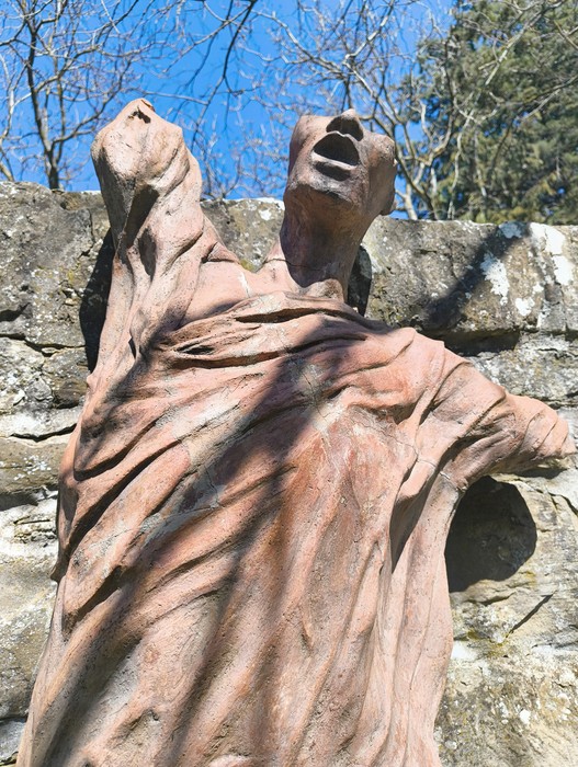 Monumento dedicato alla battaglia di Ca' di Malanca, con una scultura che esprime emozione e determinazione.