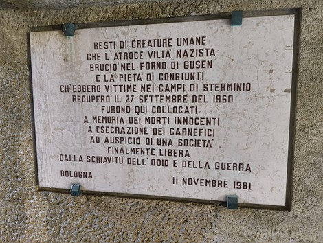 Monumento Ossario dedicato ai caduti partigiani, con iscrizioni commemorative in memoria dei morti innocenti.