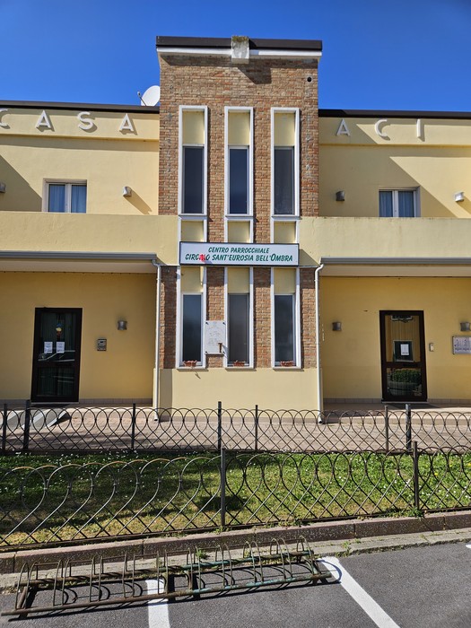 Lapide commemorativa dedicata ai Martiri di Bellombra, situata su un edificio giallo.