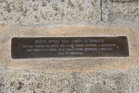 Soglia d'incipit commemorativa alla Caserma Montelungo, dedicata ai deportati del 1944.
