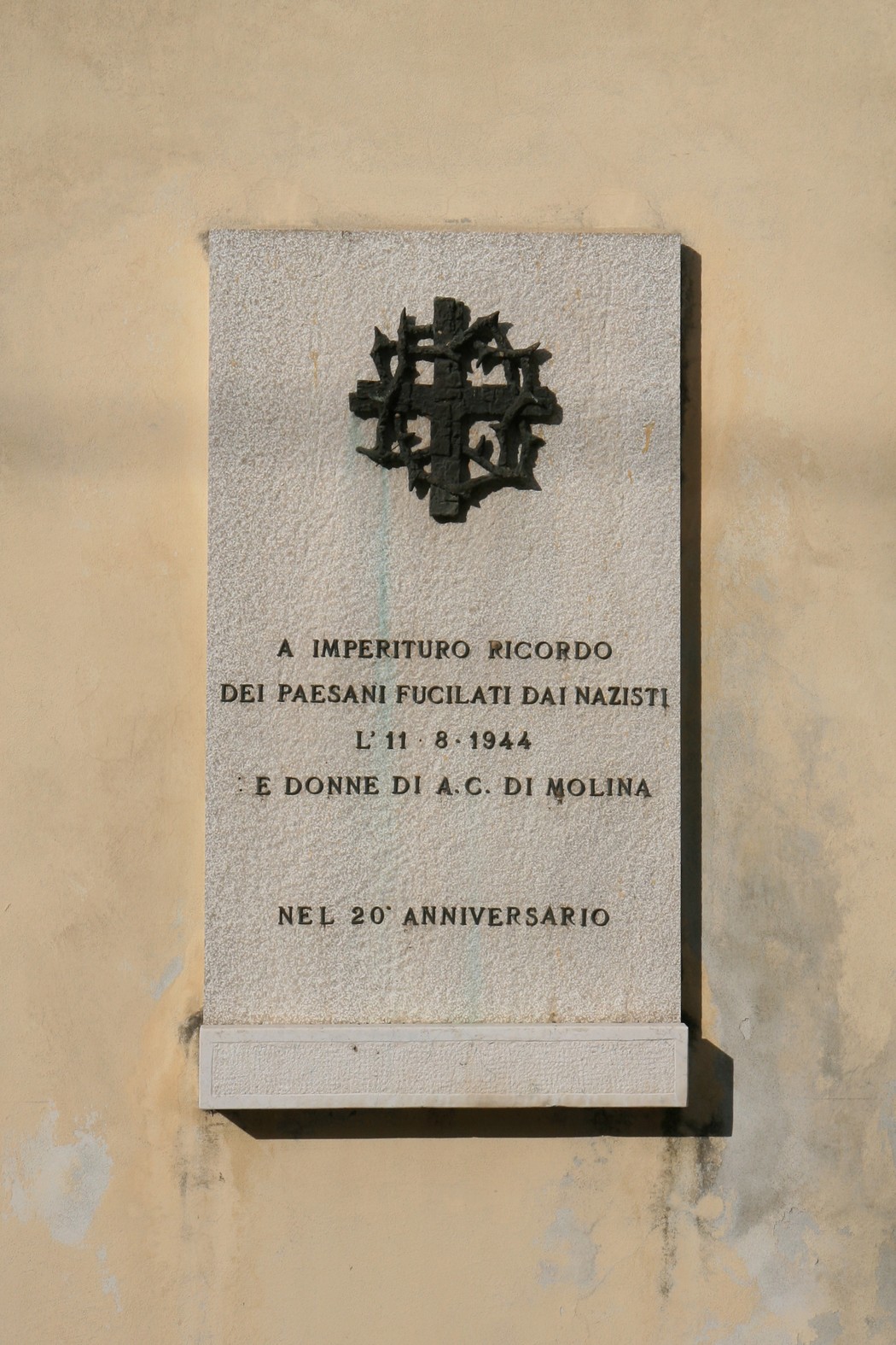 Lapide commemorativa ai caduti di Molina, in memoria dei paesani fucilati dai nazisti nel 1944.