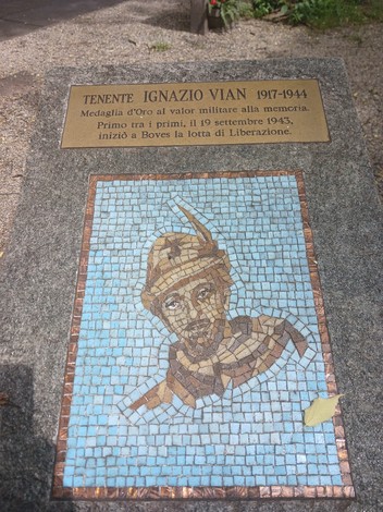 Cippo commemorativo dedicato a Ignazio Vian, con mosaico e iscrizione in memoria del suo coraggio durante la Resistenza.
