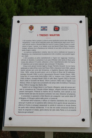 Il Sacrario dei Tredici Martiri, monumento dedicato ai caduti della Resistenza, immerso in un contesto verde.